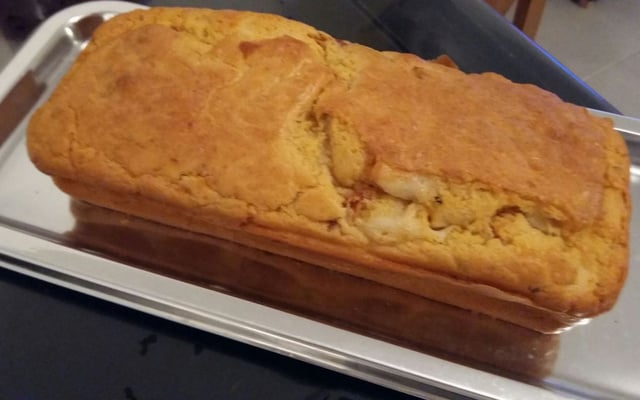 Cake de tomates, basilic et chèvre chaud