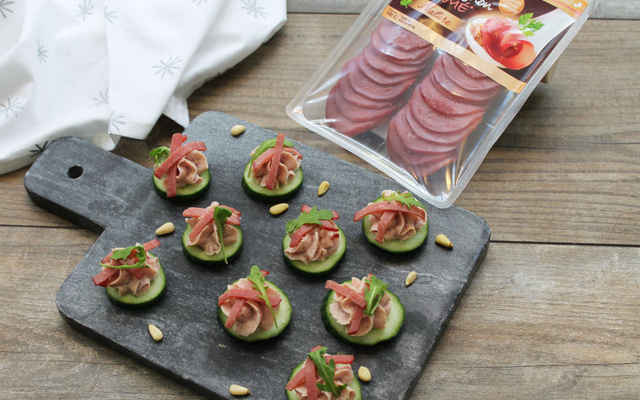 Canapés de concombre à la crème de filet mignon fumé