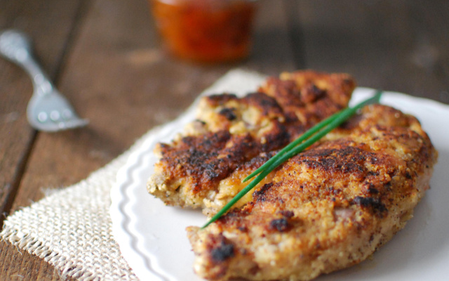 Côtes d'agneau panées, parmesan-amandes et leur chutney tomates-cranberries