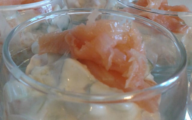 Verrine de concombre et saumon au gingembre