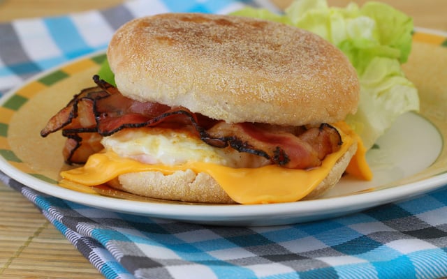 Muffin au bacon, fromage et œuf frit façon Hamburger