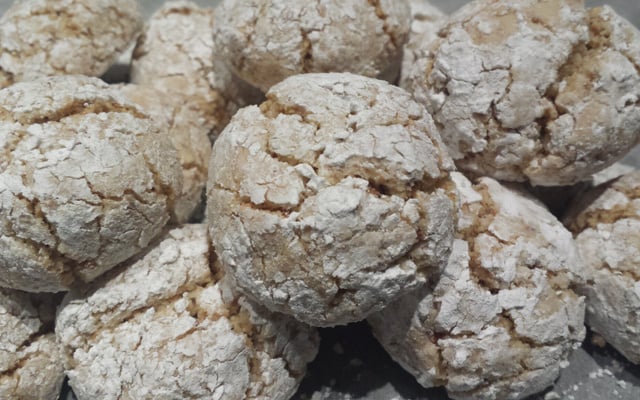 Gheriba aux graines de sésame et aux amandes
