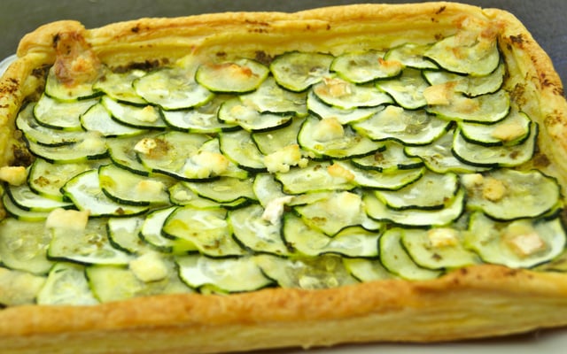 Tarte fine aux courgettes, chèvre et pesto