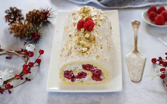 Bûche roulée à la ricotta, framboises et pistaches