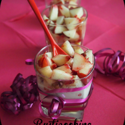 Verrines de pêches au fromage blanc sur lit de biscuits à la cuillère à la fleur d'oranger