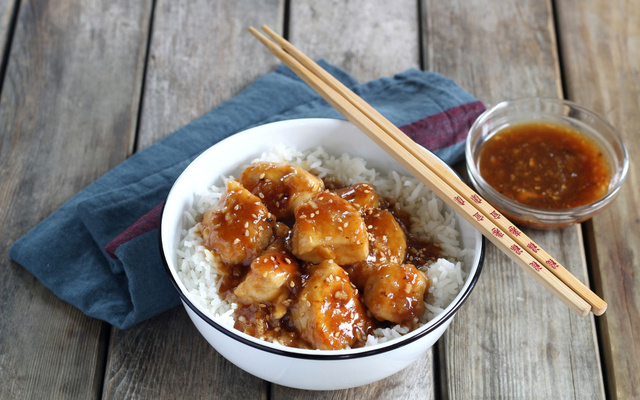 Poulet caramelisé à la sauce piquante sriracha