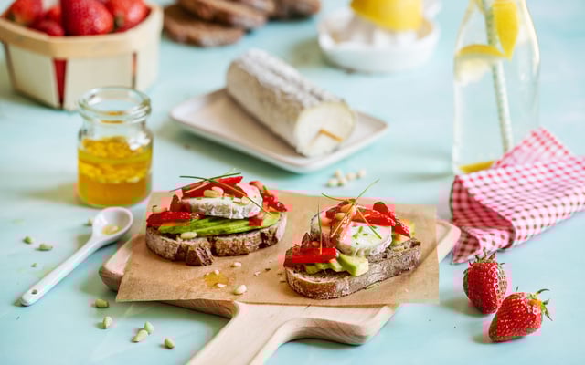Tartine de Sainte-Maure-de-Touraine AOP, fraises et avocat
