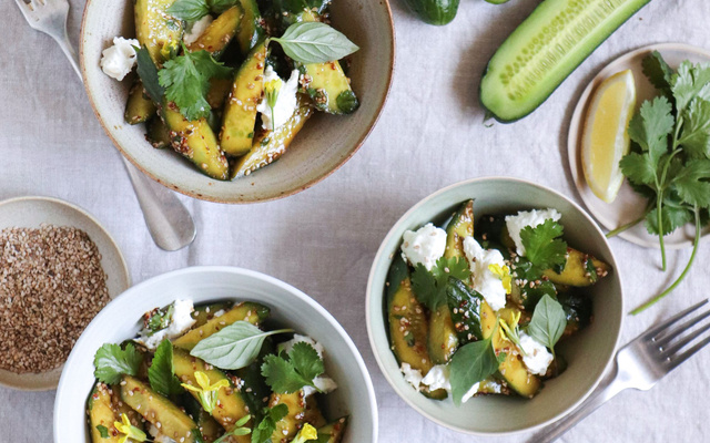 Salade de concombre de France au sésame et chèvre frais