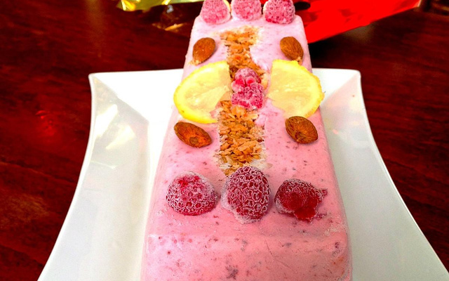 Bûche fraises citron, croustillant feuillantine et biscuit amandes