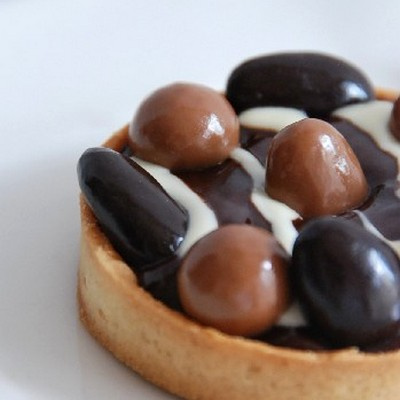 Tartelettes de Pâques au gingembre et deux chocolats et cône meringué
