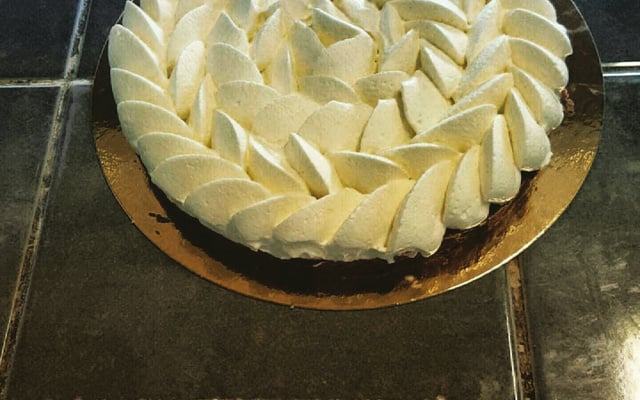Tarte au chocolat noir et chantilly à la fève tonka