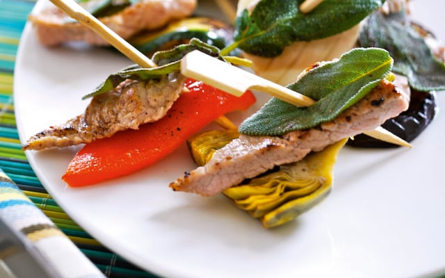 Brochettes façon saltimbocca de veau