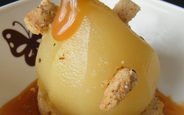 Poire pochée farcie avec une compotée de pommes, caramel et crumble aux noisettes