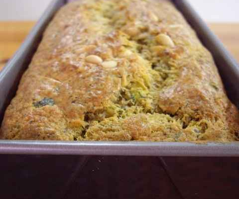Cake courgette, pesto et parmesan