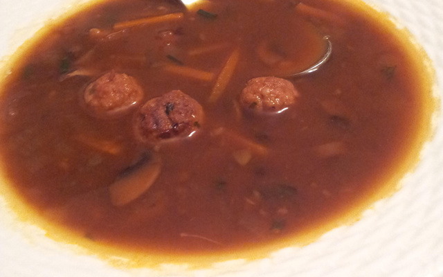 Soupe aux boulettes de viande et fèves noires