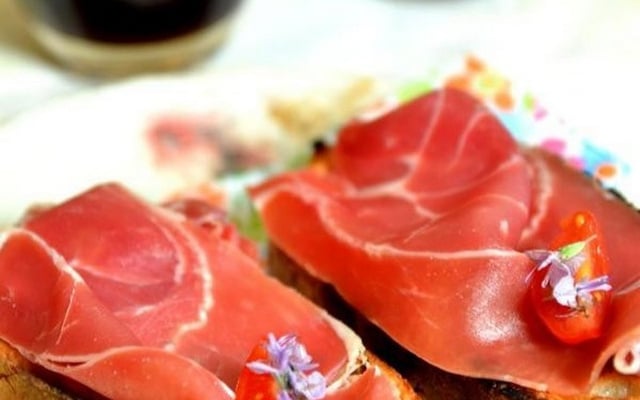 Tapas à la tomate et au jambon cru