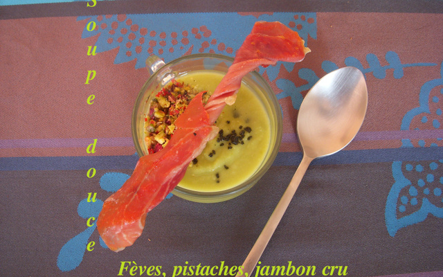 Soupe de fèves au jambon fumé et pistaches