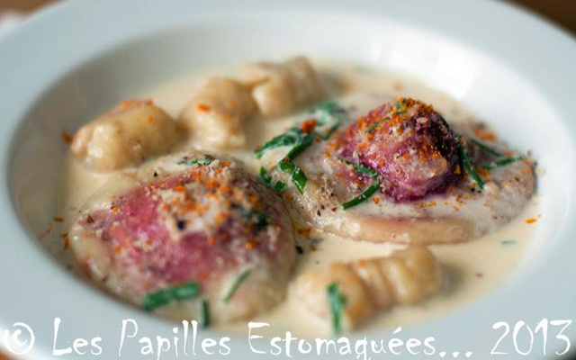 Raviolis de pommes de terre, farcis au chèvre, betterave et roquette