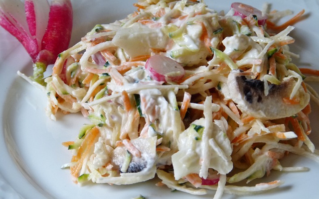 Salade croquante au yaourt grec