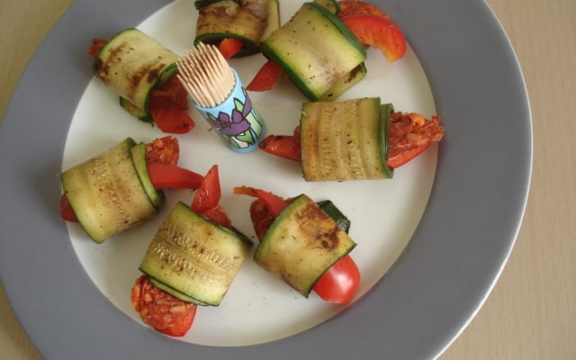 Roulés de courgette au chorizo et aux poivrons