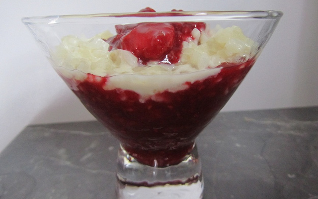 Riz au lait, fraises, framboises et spéculoos