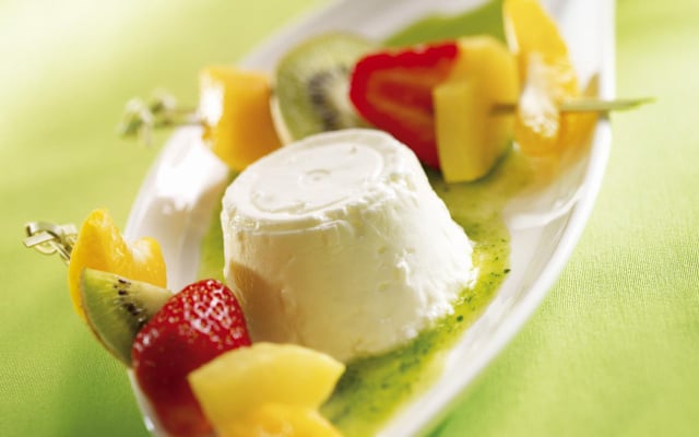 Faisselle et brochettes de fruits