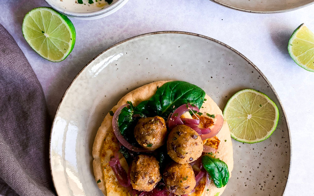 Pains pitta aux falafels, halloumi et sauce au yaourt