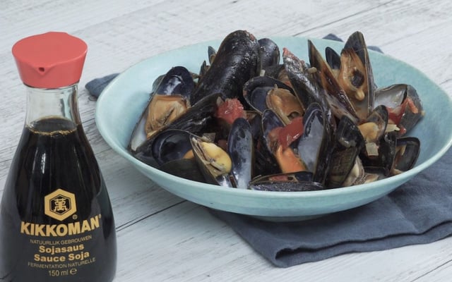 Moules marinières au gingembre, tomates et sauce soja salée