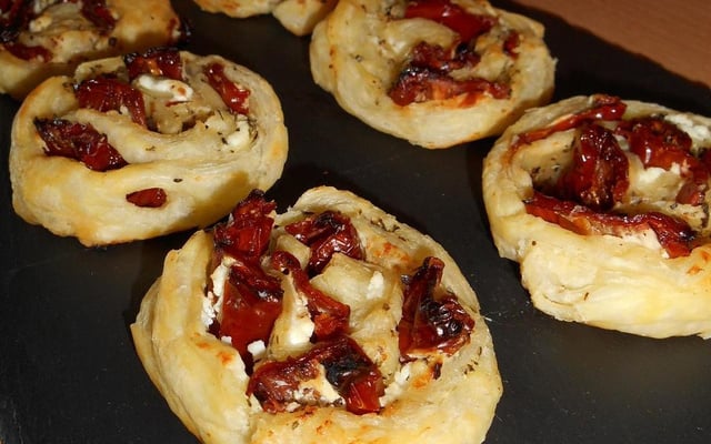 Roulés feuilletés tomates séchées et chèvre frais