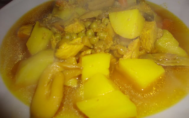 Marqa (ragoût tunisien) aux petits pois carottes, champignons, pommes de terre et poulet