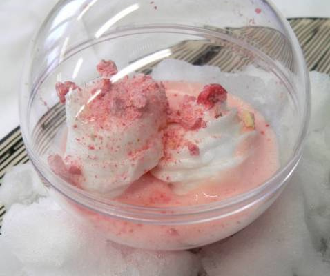 Œuf à la neige à la rose et pralines roses