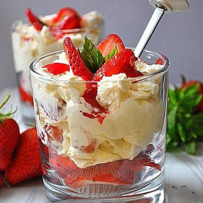 Eton Mess ou verrines de fraises, meringue et crème fouettée