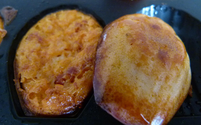 Madeleines au vieux cantal, noix et tomates confites