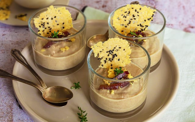 Verrines de velouté de champignons, oignons caramélisés et tuiles au parmesan