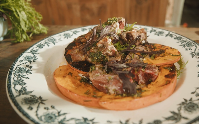 Agneau grillé au feu de bois et courge, pesto d'herbes