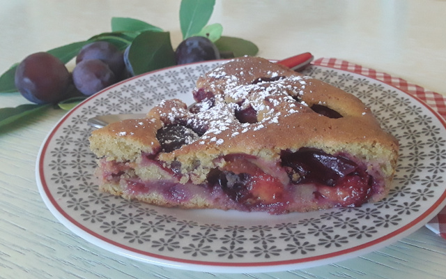 Gâteau moelleux aux prunes rouges