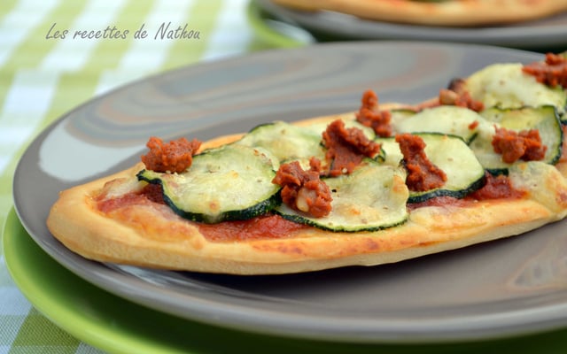 Pizzetta "veggie" courgette et pesto rouge