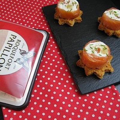 Roulés de saumon au roquefort, pignons de pin et poires sur pain d'épices