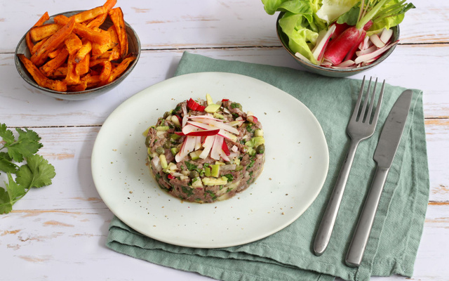 Tartare de Magret de Canard à la pomme verte et frites de patates douces au four