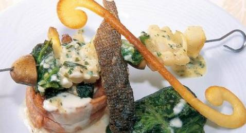 Roulé de saumon mi-cuit fourme d'ambert et épinards brochette maraîchère aux herbes gâteau de merlan aux lentilles en habit vert