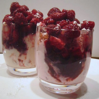 Verrine de framboises et biscuits roses