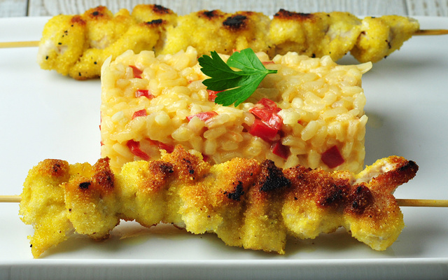 Brochettes de dinde pannées et son risotto aux poivrons rouges
