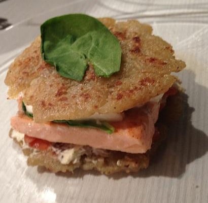 Saumon enveloppé de galette de pomme de terre