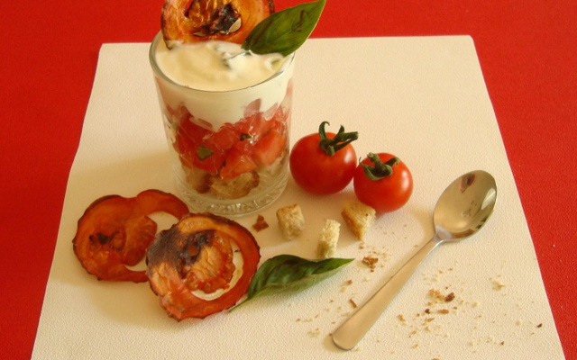 Tiramisu de tomates, crème de basilic et lard fumé
