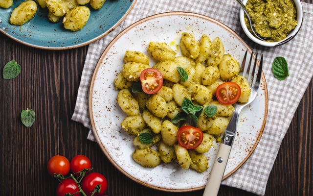 Gnocchis minute au pesto et tomates cerises