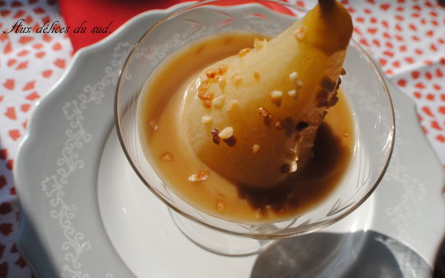 Poires pochées au sirop de cannelle et crème caramel au beurre salé