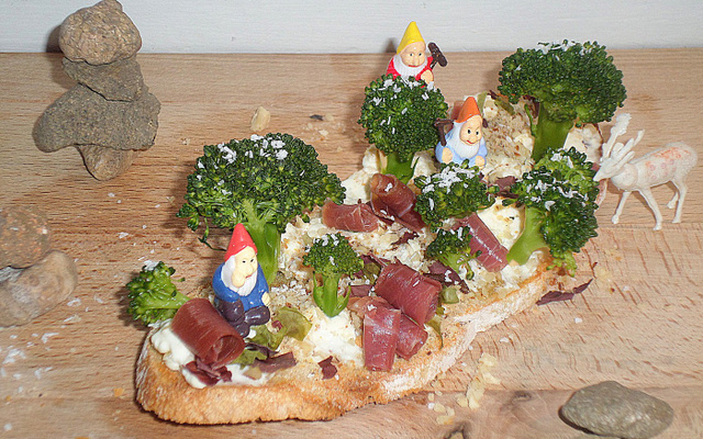 Tartine de Saint Môret, brocolis et jambon cru... en avant les histoires