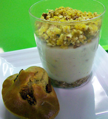 Verrines de bavarois de chavignol au lait d'amande, aux deux croustillants de fruits séchés et fruits secs