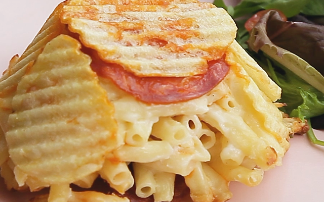 Faux bowl cake façon Mac and Cheese