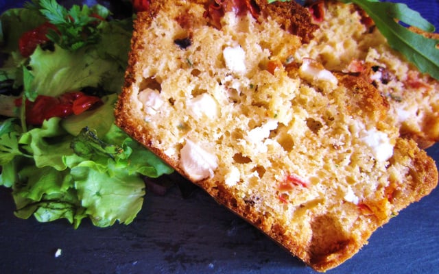 Cake feta, tomates séchées et olives